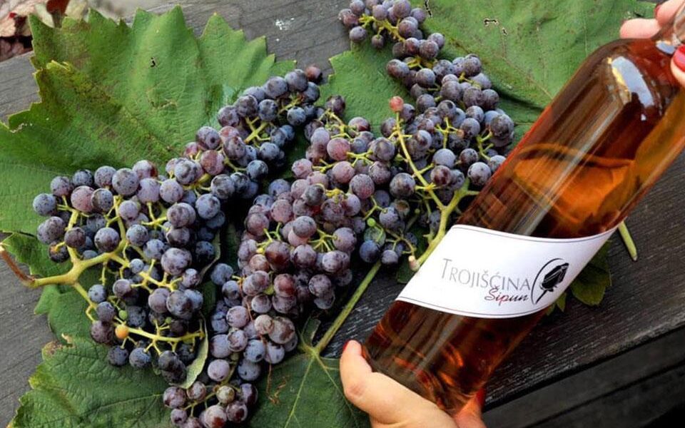 trojscina-rose-wine